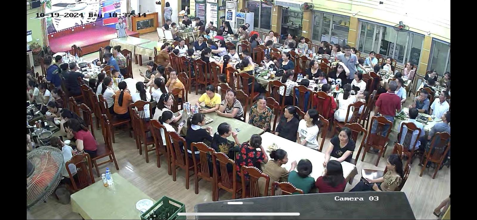 Không khí đông vui tại sảnh nhà hàng