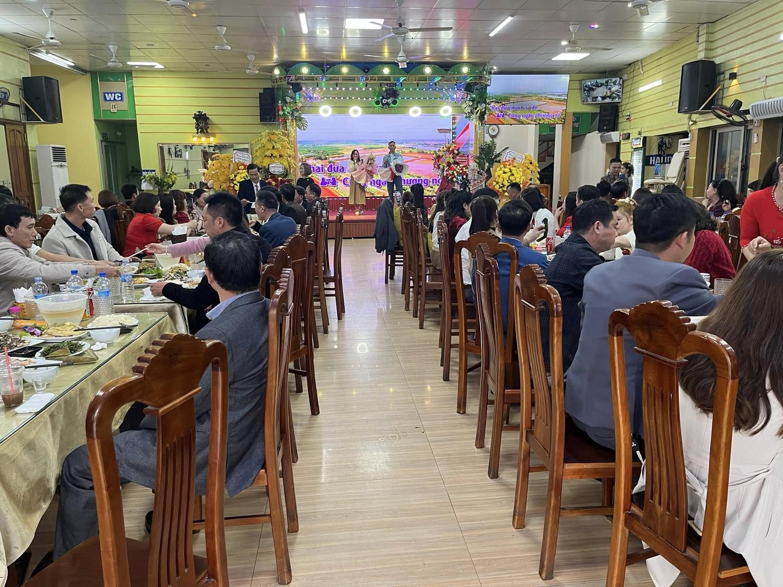 Khách dùng tiệc tại sảnh lớn