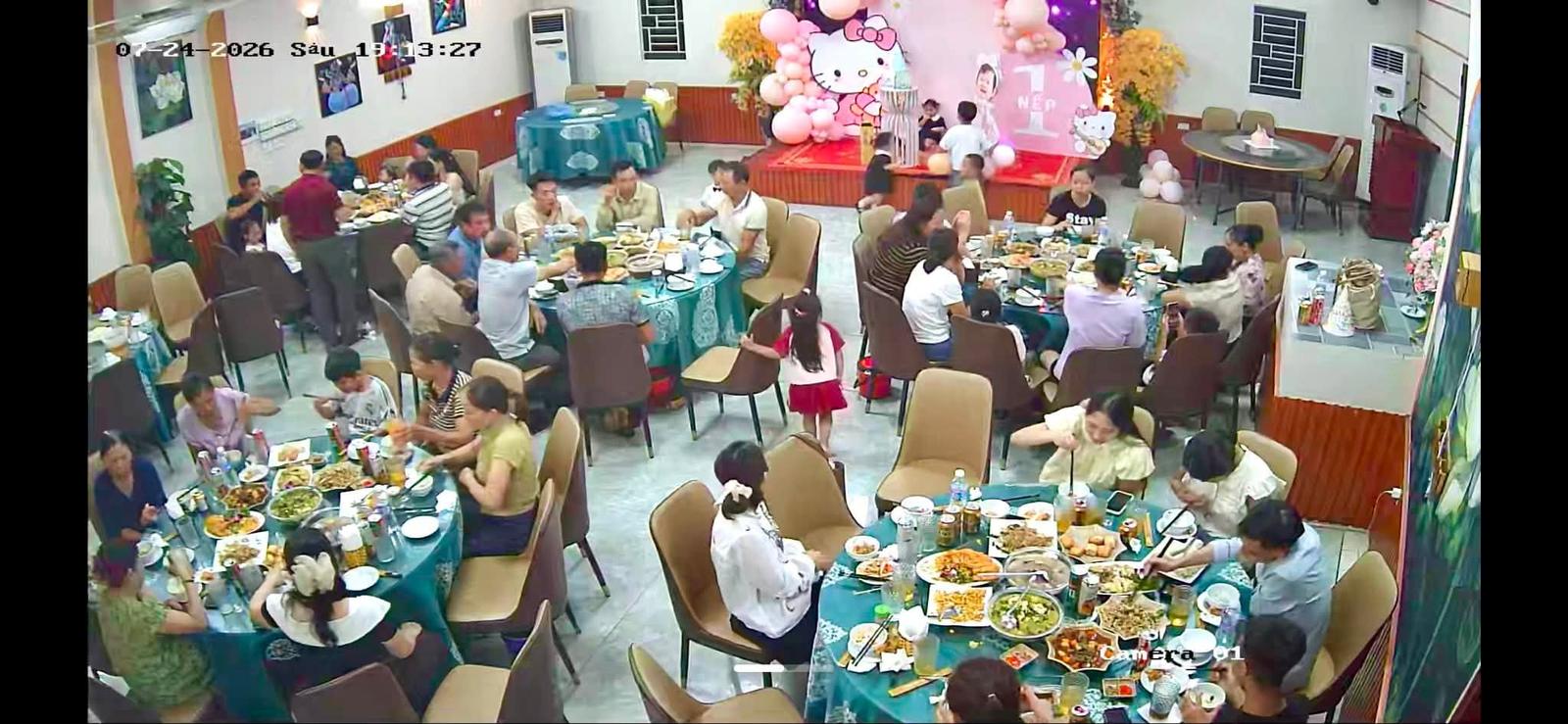 Không khí liên hoan tại nhà hàng