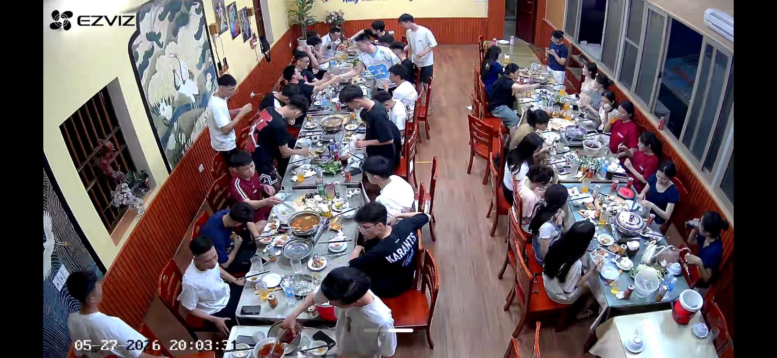 Khách thưởng thức lẩu tại Nhà Hàng Sen