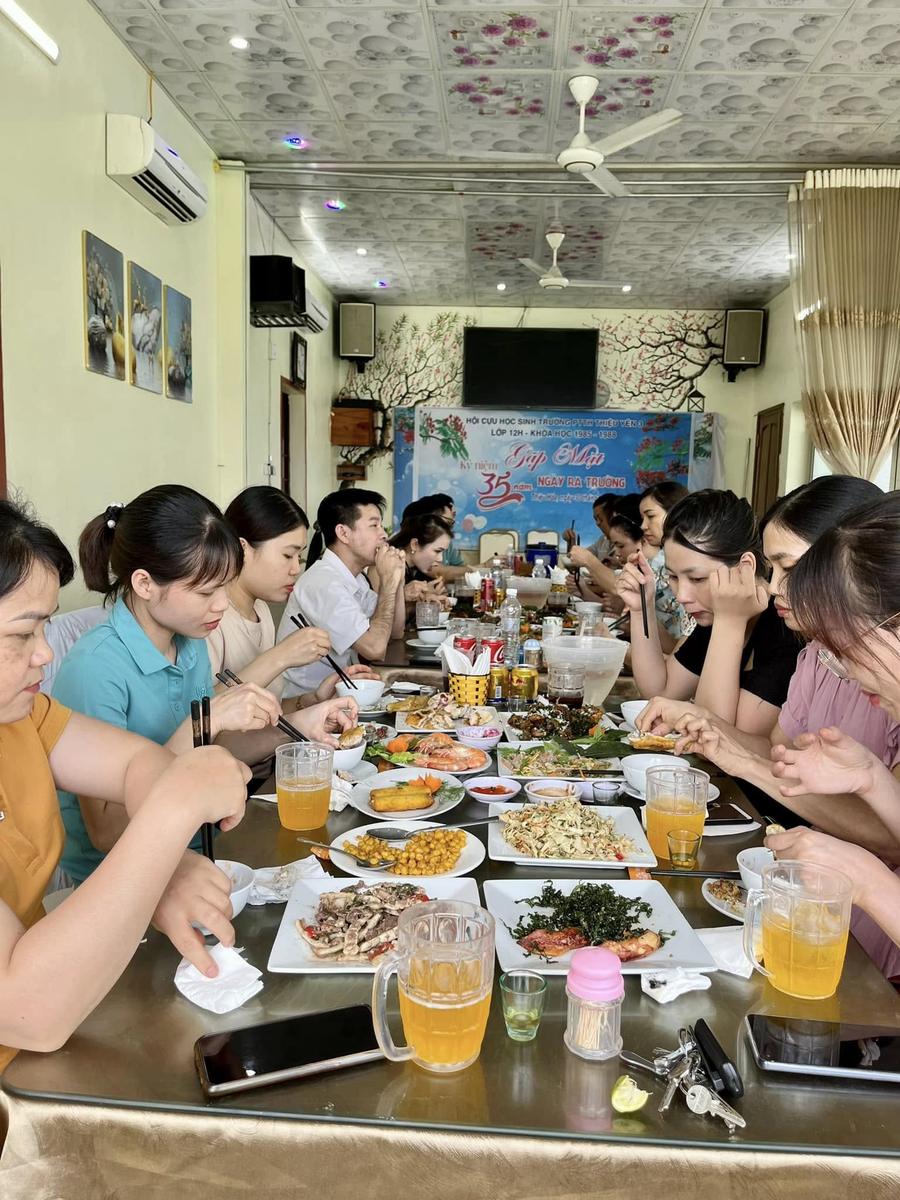 Khách hàng dùng bữa tại Nhà Hàng Sen