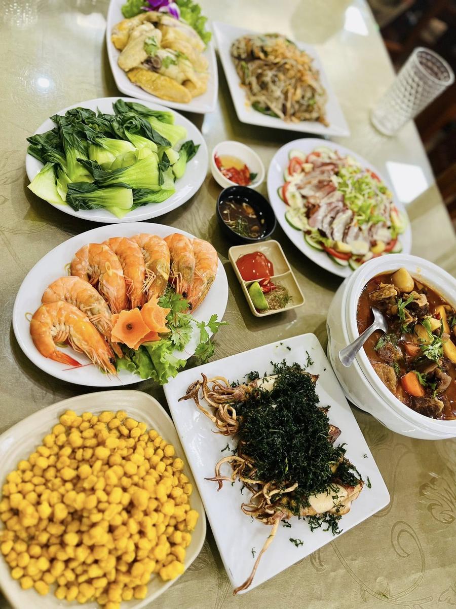 Mâm hải sản gia đình