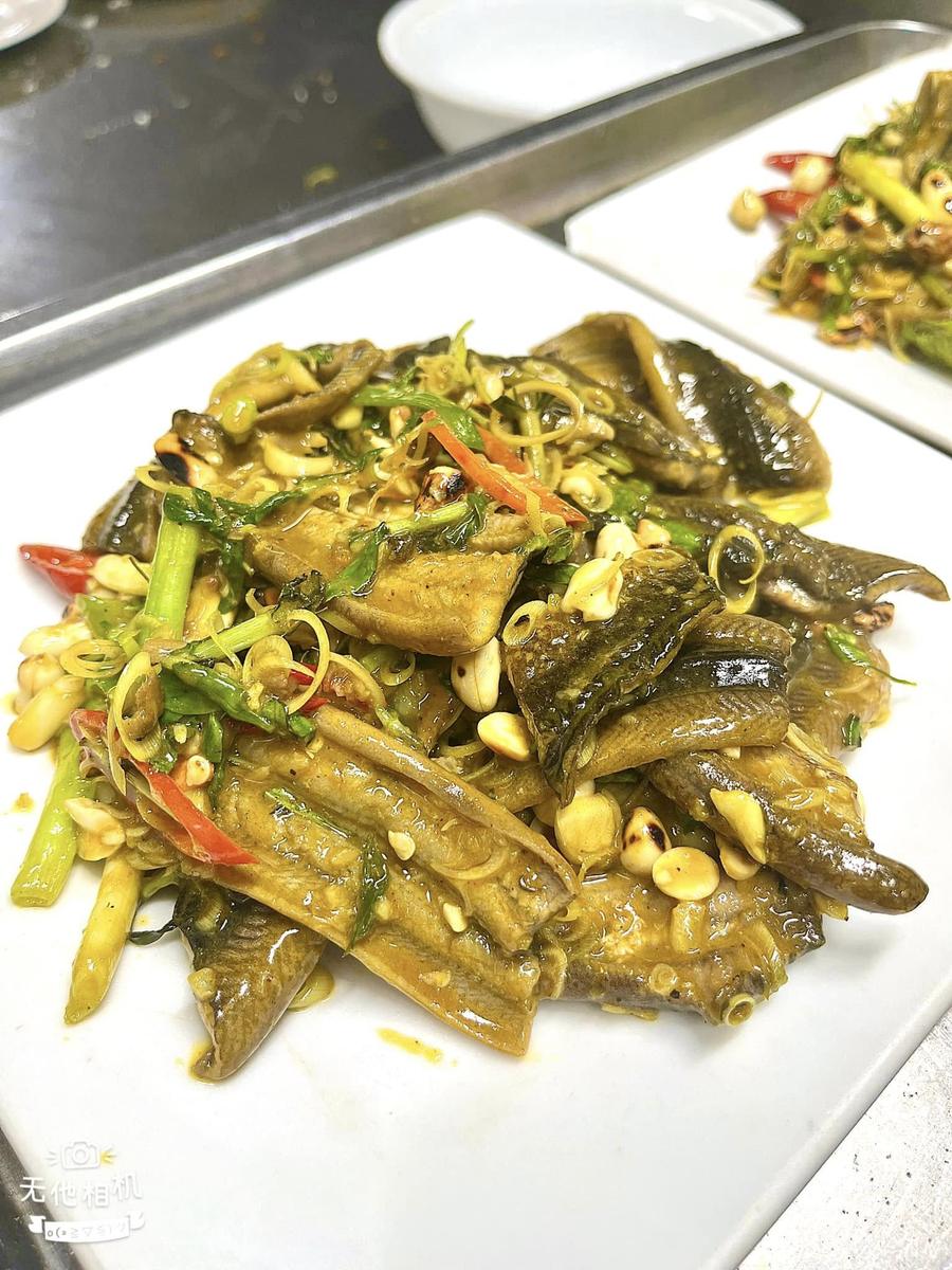 Mâm món ăn trưng bày tại Nhà Hàng Sen