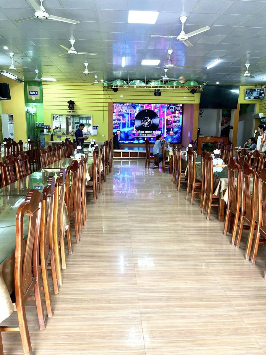 Không gian bàn ăn rộng rãi
