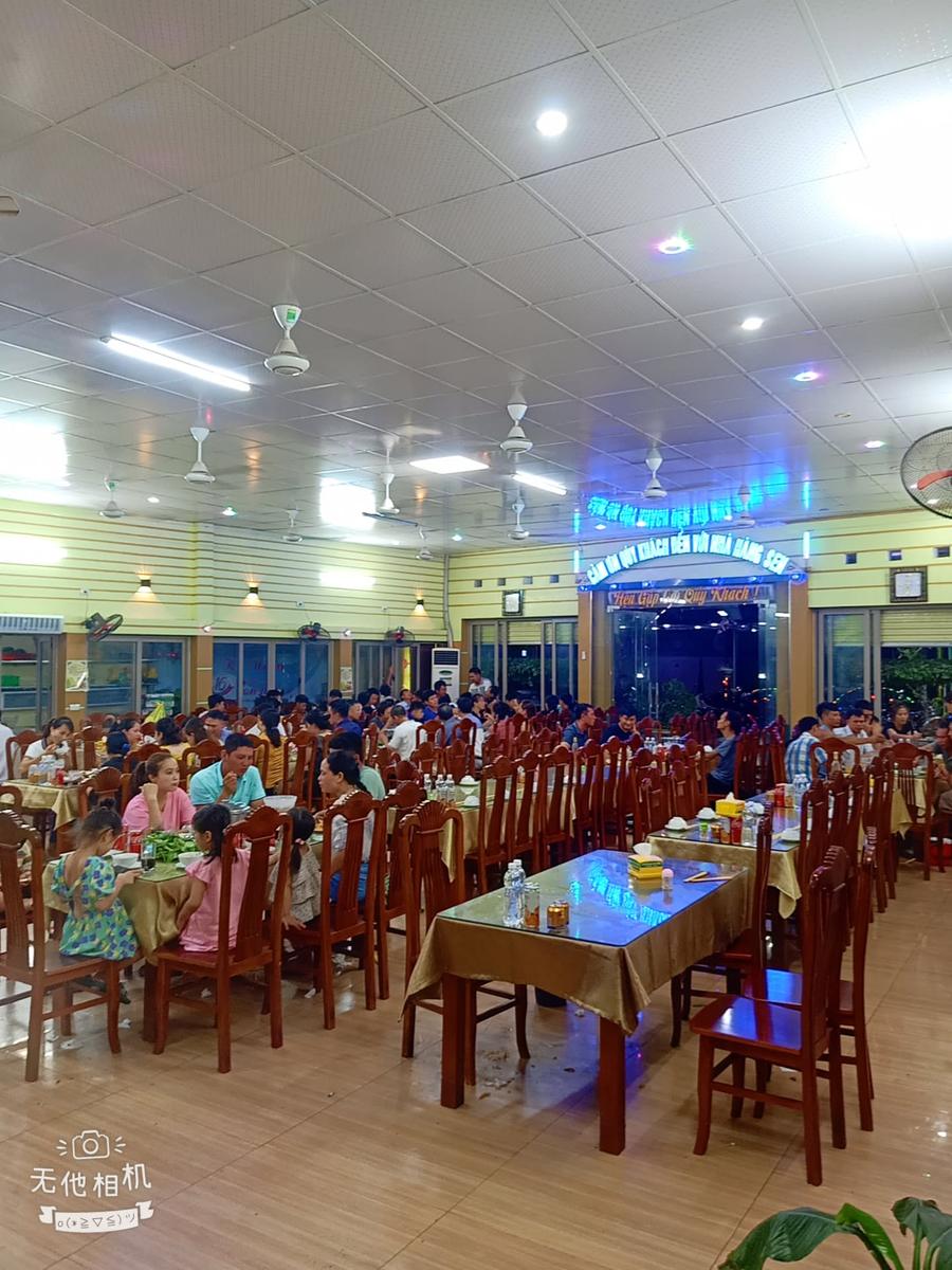 Không gian rộng rãi tại Nhà Hàng Sen